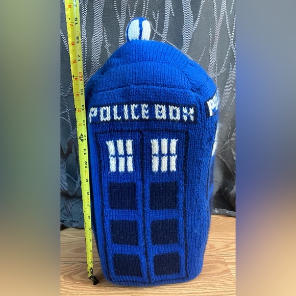 Custom - Decorative, knitted, foam filled TARDIS from Doctor Who - Picture 9 of 10